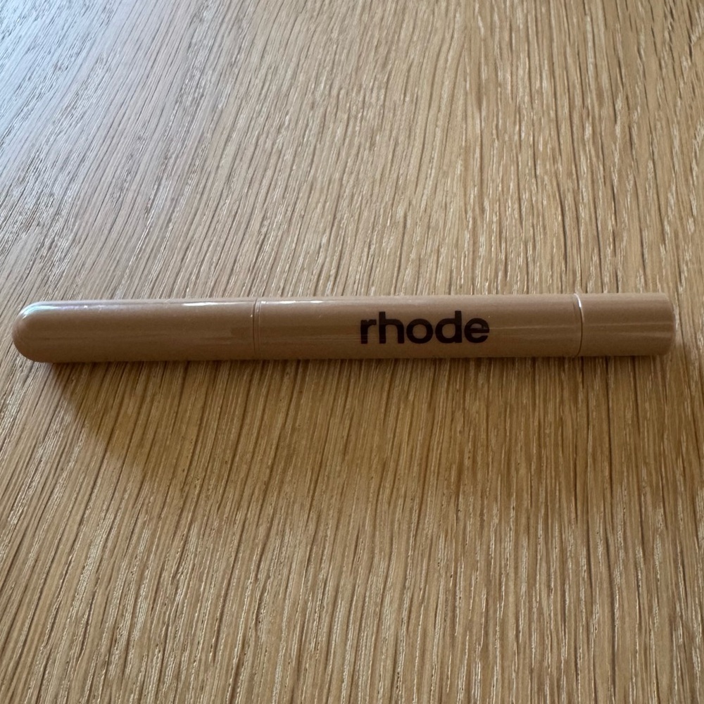 Rhode Peptide Lip Shape in Lunge